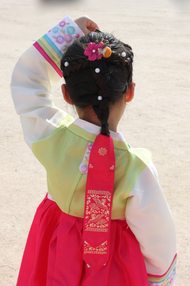 Lovey wears a headband (manggeon) with a braid and tail (daenggi).